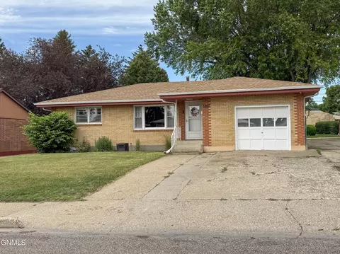 1607 Linda Dr, Mandan, ND 58554
