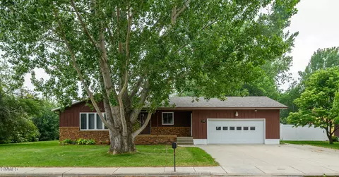 1713 1st St NE, Mandan, ND 58554