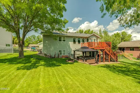 Exterior - 219 E Calgary Ave, Bismarck, ND 58503 photo 15 of 18