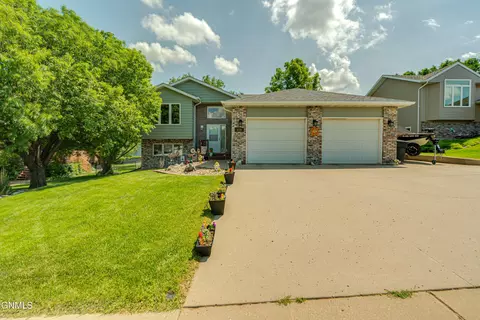 Exterior - 219 E Calgary Ave, Bismarck, ND 58503 photo 10 of 18