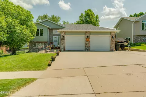 219 E Calgary Ave, Bismarck, ND 58503