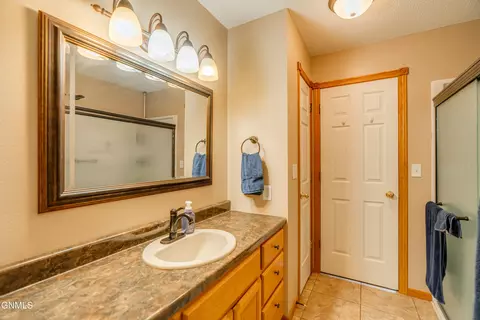 Bath - 219 E Calgary Ave, Bismarck, ND 58503 photo 3 of 6