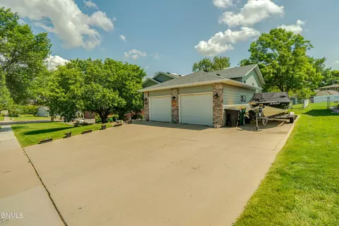 Exterior - 219 E Calgary Ave, Bismarck, ND 58503 photo 11 of 18