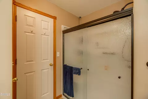Bath - 219 E Calgary Ave, Bismarck, ND 58503 photo 4 of 6