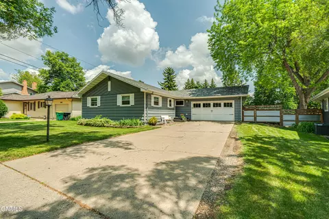 1115 Pioneer Dr, Bismarck, ND 58501