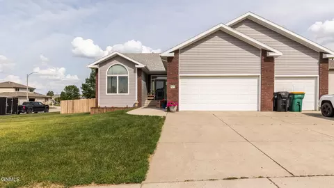 4929 Fountainblue Dr, Bismarck, ND 58503