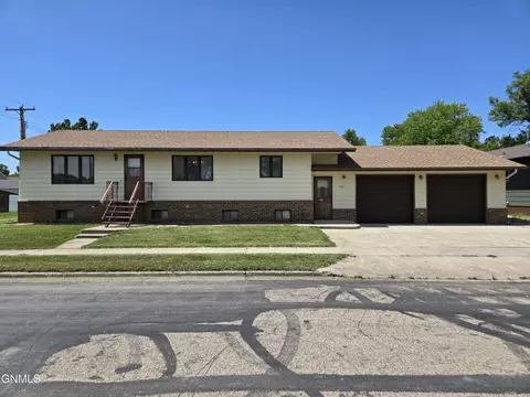 103 N Ave E, Strasburg, ND 58573