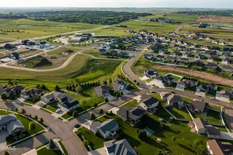 4912 Granite Dr, Bismarck, ND 58503