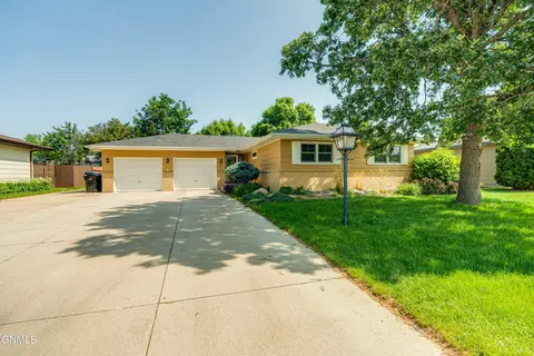 518 Lansing Ln, Bismarck, ND 58504