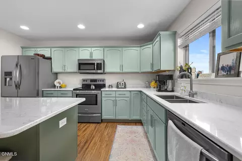 Kitchen - 1531 Creekside Dr, Williston, ND 58801 photo 4 of 5