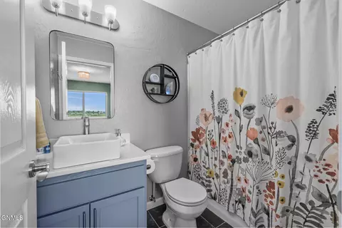 Bath - 1531 Creekside Dr, Williston, ND 58801 photo 1 of 5