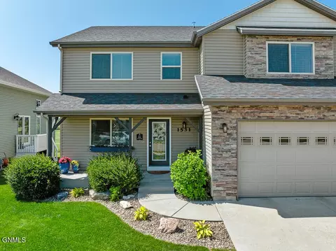 Exterior - 1531 Creekside Dr, Williston, ND 58801 photo 2 of 9