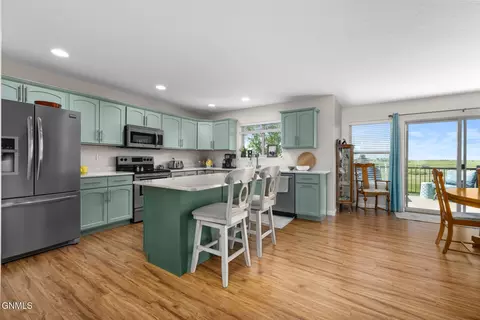 Kitchen - 1531 Creekside Dr, Williston, ND 58801 photo 1 of 5