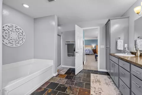 Bath - 1531 Creekside Dr, Williston, ND 58801 photo 3 of 5