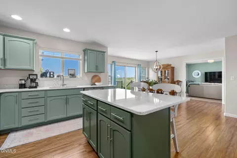 Kitchen - 1531 Creekside Dr, Williston, ND 58801 photo 3 of 5