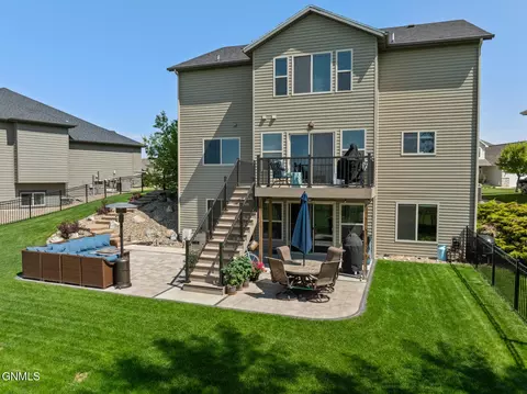Exterior - 1531 Creekside Dr, Williston, ND 58801 photo 4 of 9