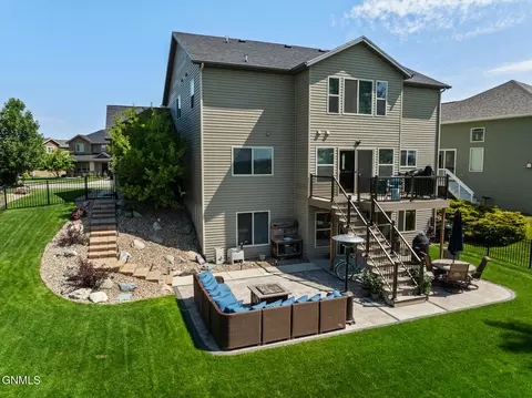 Exterior - 1531 Creekside Dr, Williston, ND 58801 photo 5 of 9