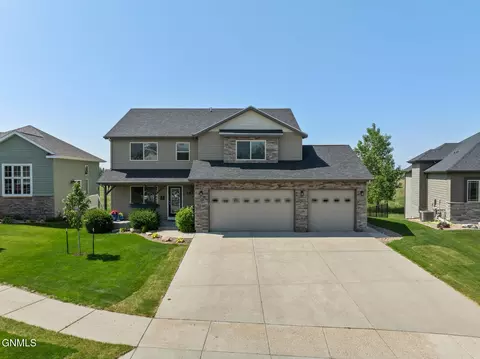 Exterior - 1531 Creekside Dr, Williston, ND 58801 photo 3 of 9