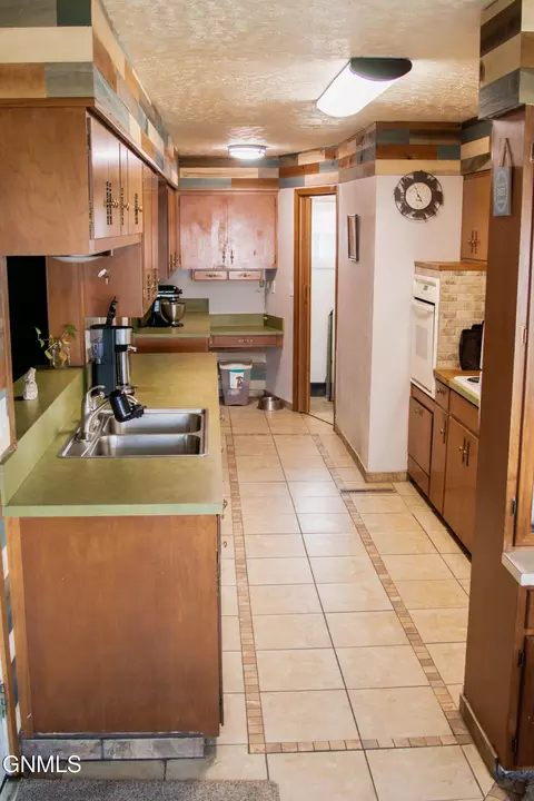 Kitchen - 1210 Park Pl, Williston, ND 58801 photo 4 of 5