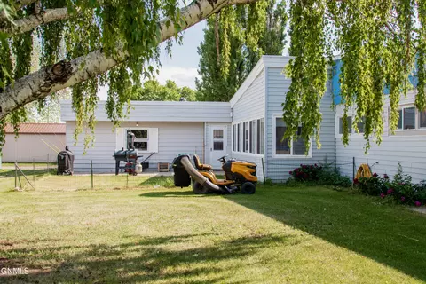 Exterior - 1210 Park Pl, Williston, ND 58801 photo 2 of 4