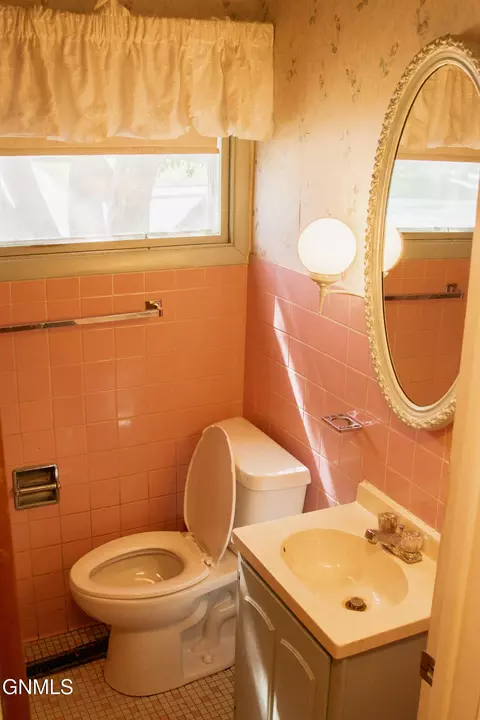 Bath - 1210 Park Pl, Williston, ND 58801 photo 2 of 2