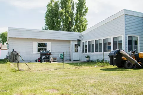 Exterior - 1210 Park Pl, Williston, ND 58801 photo 3 of 4