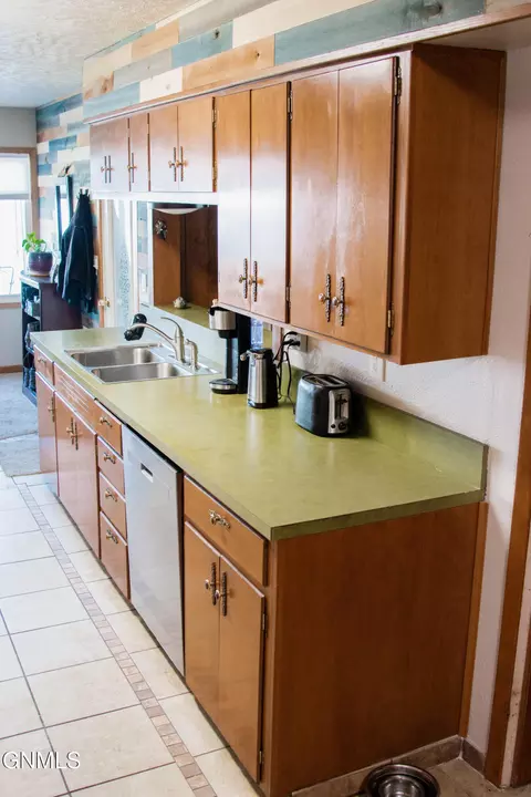 Kitchen - 1210 Park Pl, Williston, ND 58801 photo 1 of 5