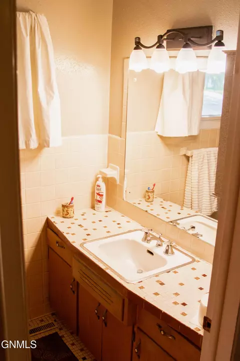 Bath - 1210 Park Pl, Williston, ND 58801 photo 1 of 2