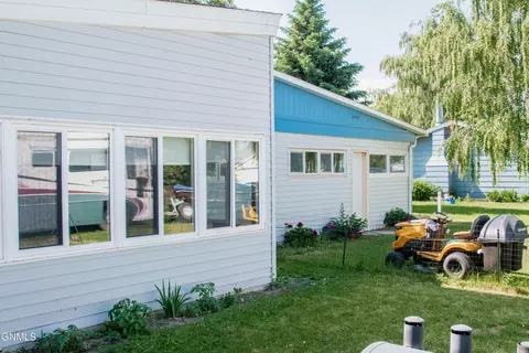 Exterior - 1210 Park Pl, Williston, ND 58801 photo 4 of 4