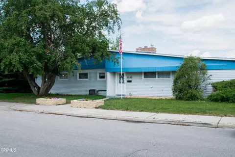 1210 Park Pl, Williston, ND 58801