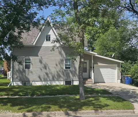 424 8th Ave SE, Jamestown, ND 58401