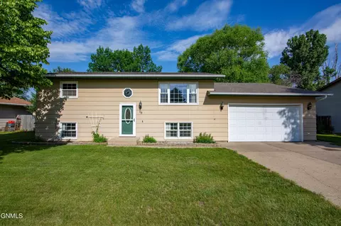 68 Mcdougall Dr, Lincoln, ND 58504