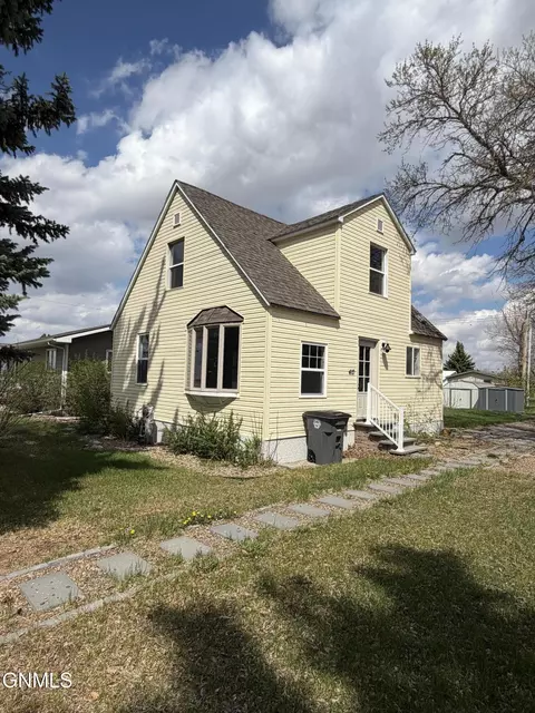 410 1st St NW, Crosby, ND 58730