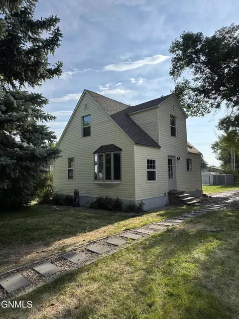 410 1st St NW, Crosby, ND 58730