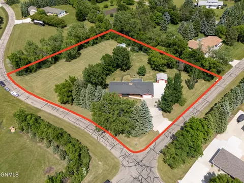 4220 Roundup Rd E, Bismarck, ND 58503