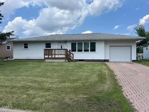 917 12 St NE, Jamestown, ND 58401