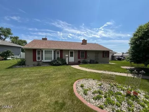 912 2nd Pl NE, Jamestown, ND 58401