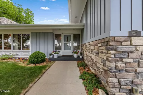 1321 University Ave, Williston, ND 58801 photo 2