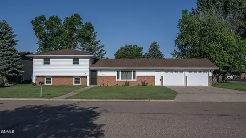 621 8th Ave NE, Hazen, ND 58545