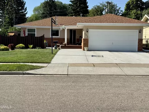 103 Cherokee Ave, Bismarck, ND 58501