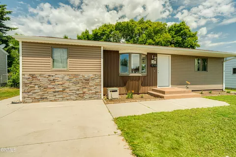 304 12th St NW, Mandan, ND 58554