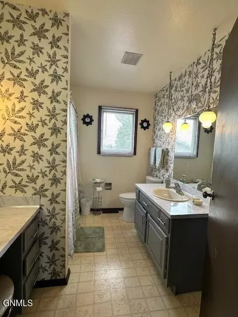 Bath - 1725 N 17th St, Bismarck, ND 58501 photo 2 of 3