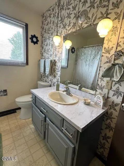 Bath - 1725 N 17th St, Bismarck, ND 58501 photo 1 of 3