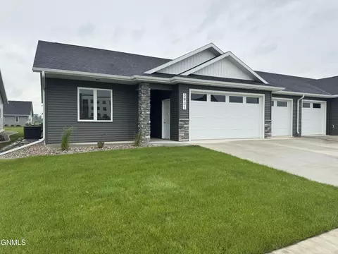 2931 Baltimore Dr, Bismarck, ND 58504
