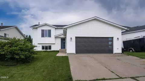 4405 34th Ave NW, Mandan, ND 58554