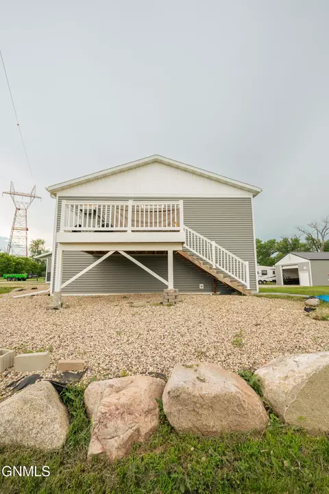 Exterior - 5706 Olive Tree Dr, Bismarck, ND 58503 photo 9 of 17