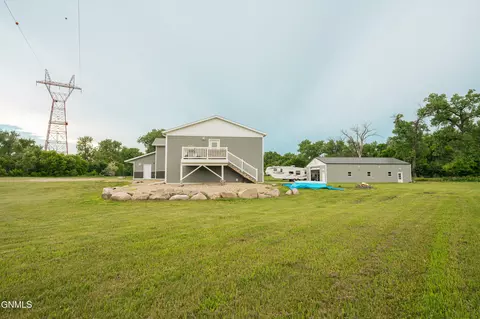 Exterior - 5706 Olive Tree Dr, Bismarck, ND 58503 photo 10 of 17
