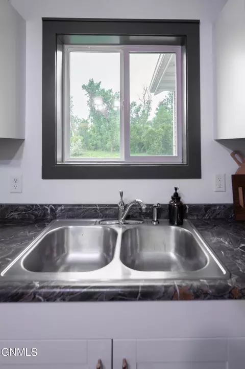 Kitchen - 5706 Olive Tree Dr, Bismarck, ND 58503 photo 6 of 7
