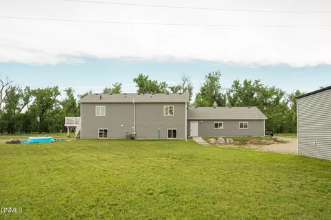 Exterior - 5706 Olive Tree Dr, Bismarck, ND 58503 photo 14 of 17