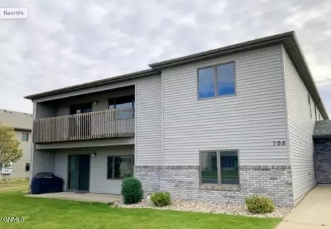 705 Bridgeport Dr, Bismarck, ND 58504